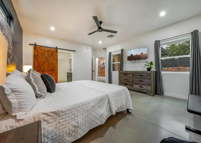 Sam Hughes, 3 Bedroom 2 Ba, Outdoor Living, Grill *